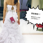 大変です！新婦様の背中のチャックが上がりません！